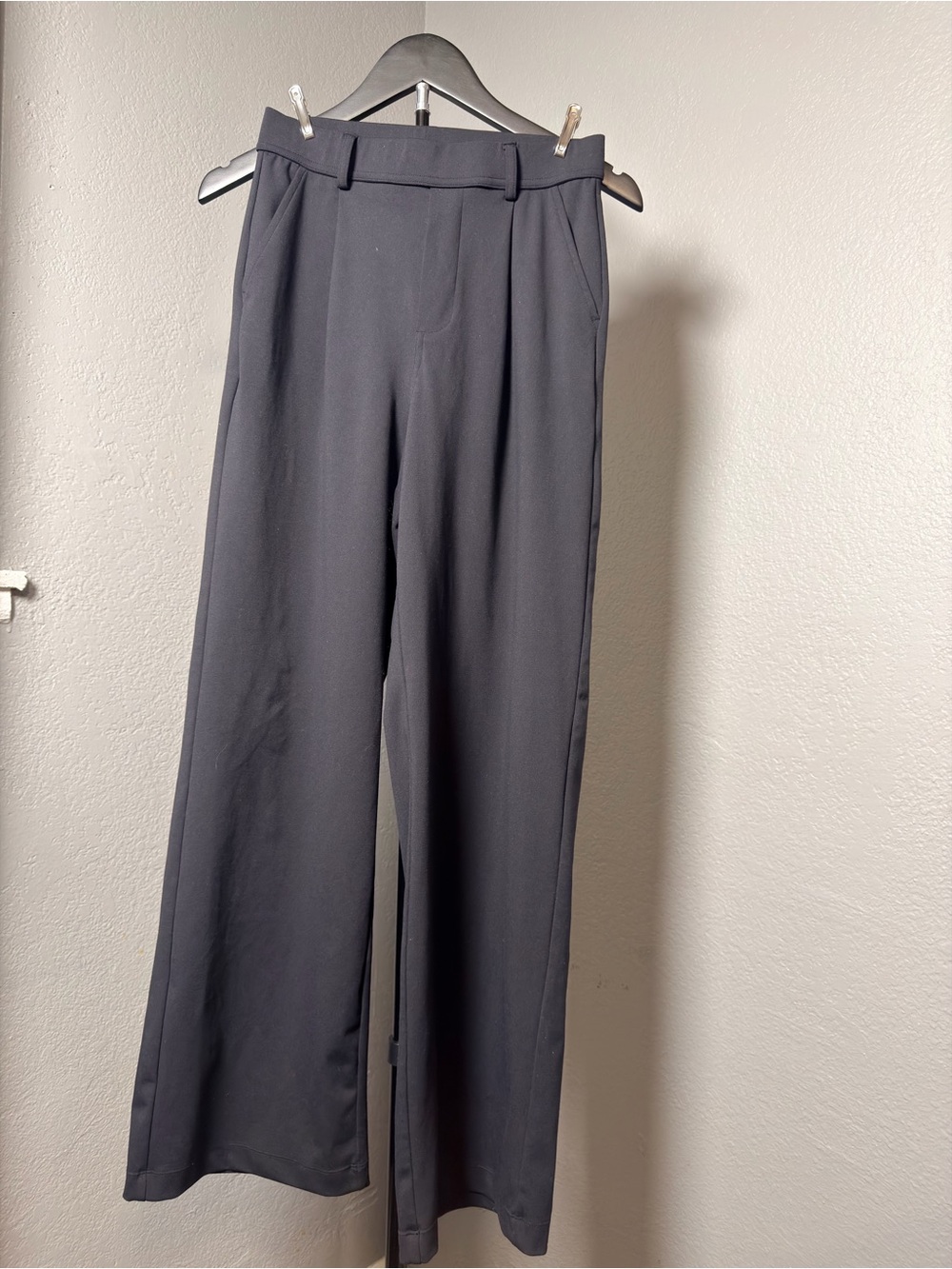 HALARA Wide-Leg High-Rise Pants in Black